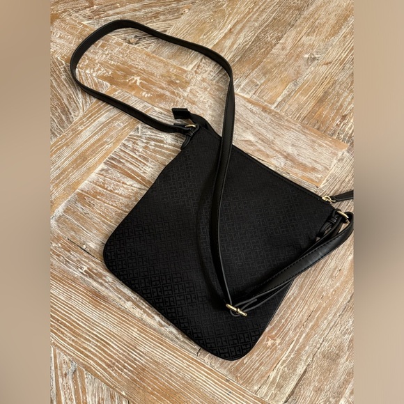 Tommy Hilfiger Crossbody bag /Purse and matching Tommy size small blouse - Picture 3 of 7
